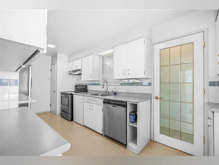4815 Cordova Bay Road, Saanich, BC, V8Y 2J8 - 8