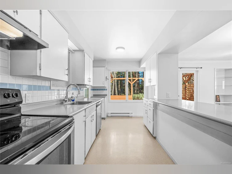 4815 Cordova Bay Road, Saanich, BC, V8Y 2J8 - 11