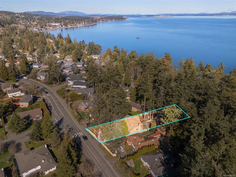 4815 Cordova Bay Road, Saanich, BC, V8Y 2J8 - 2