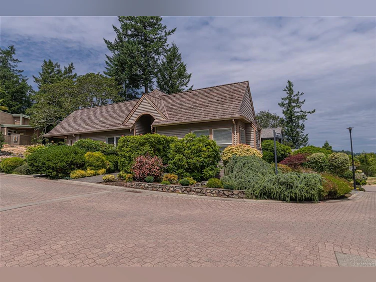 5300 Mynabird Lane, Saanich, BC, V8Y 3H6 - 45