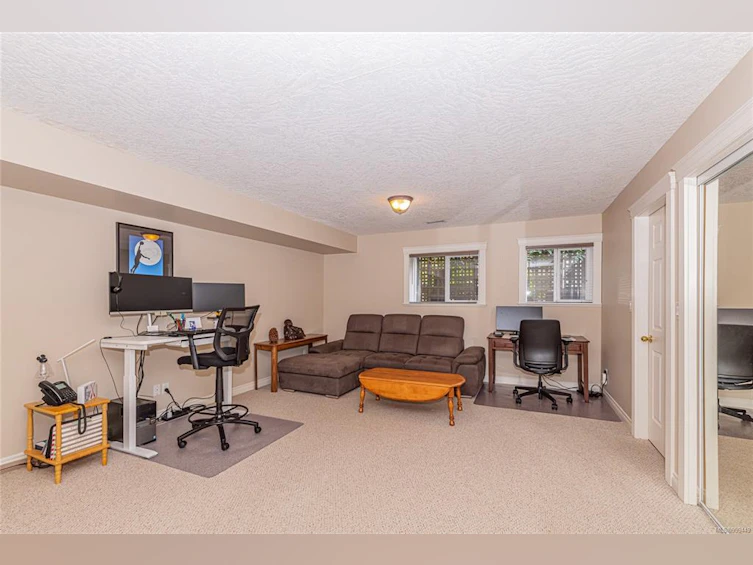 5300 Mynabird Lane, Saanich, BC, V8Y 3H6 - 36