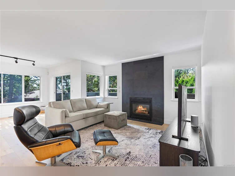 4394 Wildflower Lane, Saanich, BC, V8X 5H1 - 16