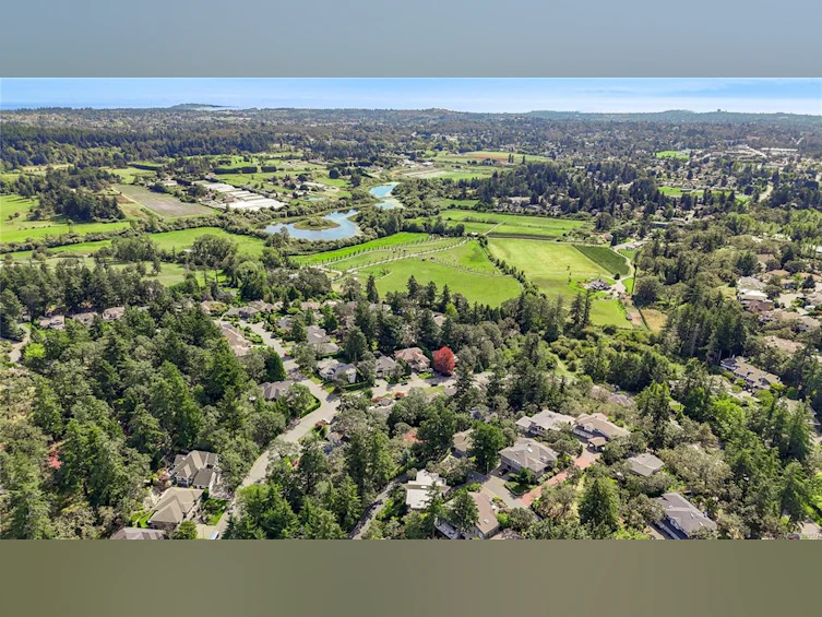 4394 Wildflower Lane, Saanich, BC, V8X 5H1 - 39
