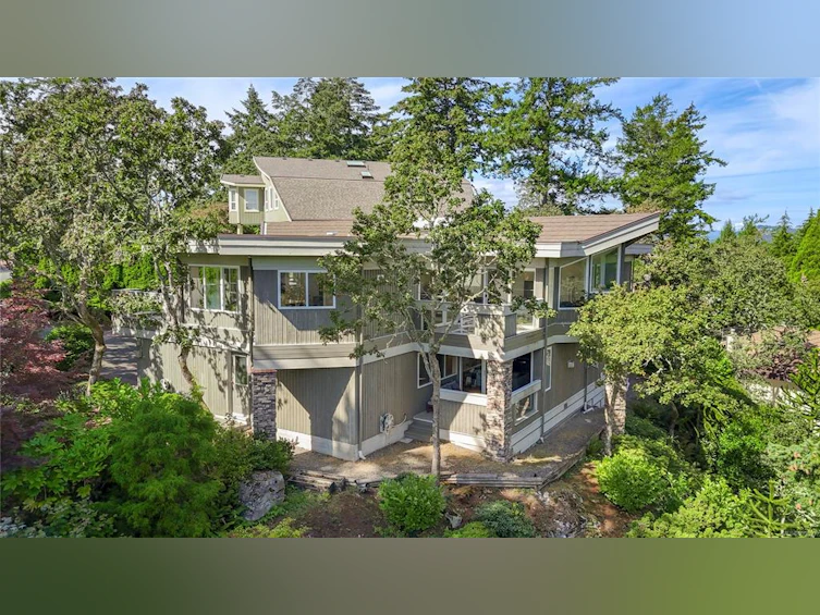4394 Wildflower Lane, Saanich, BC, V8X 5H1 - 2