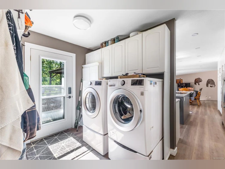 3730 James Crescent, Black Creek, BC, V9J 1E9 - 37