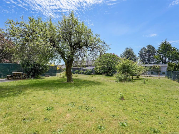 1531 Knight Avenue, Saanich, BC, V8P 1K8 - 21