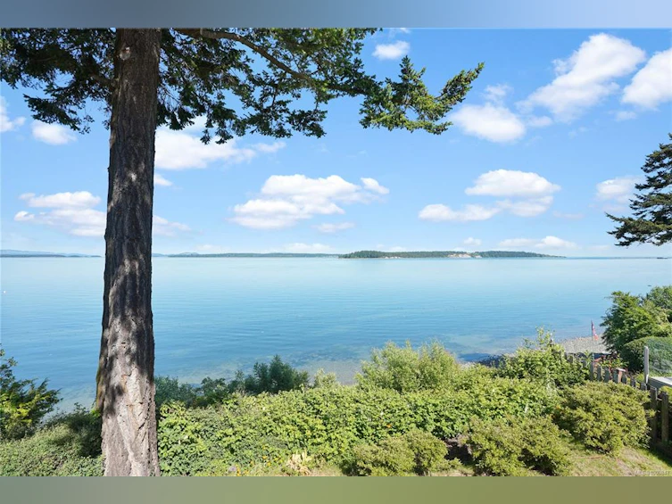 8693 Lochside Drive, North Saanich, BC, V8L 1M8 - 2