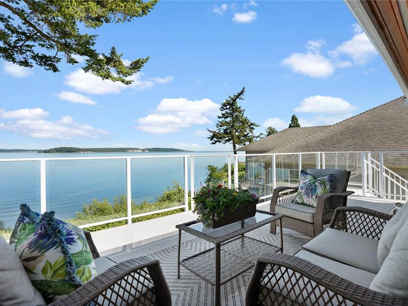 8693 Lochside Drive, North Saanich BC V8L 1M8