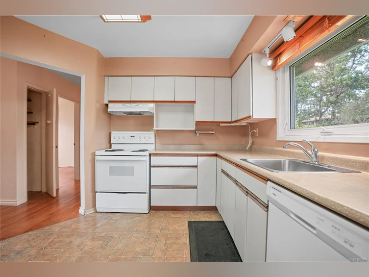 992 Ambassador Avenue, Saanich, BC, V8X 3N2 - 6