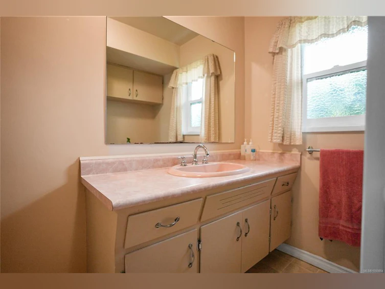 992 Ambassador Avenue, Saanich, BC, V8X 3N2 - 12