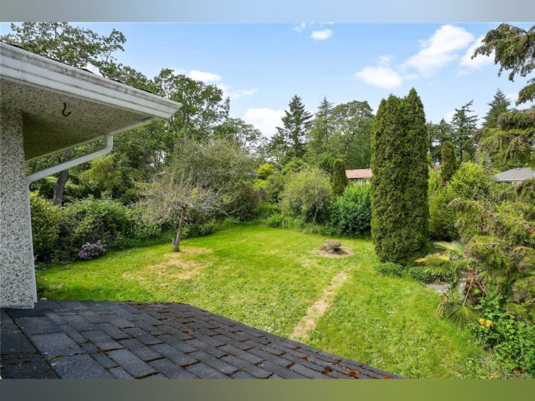 992 Ambassador Avenue, Saanich, BC, V8X 3N2 - 23