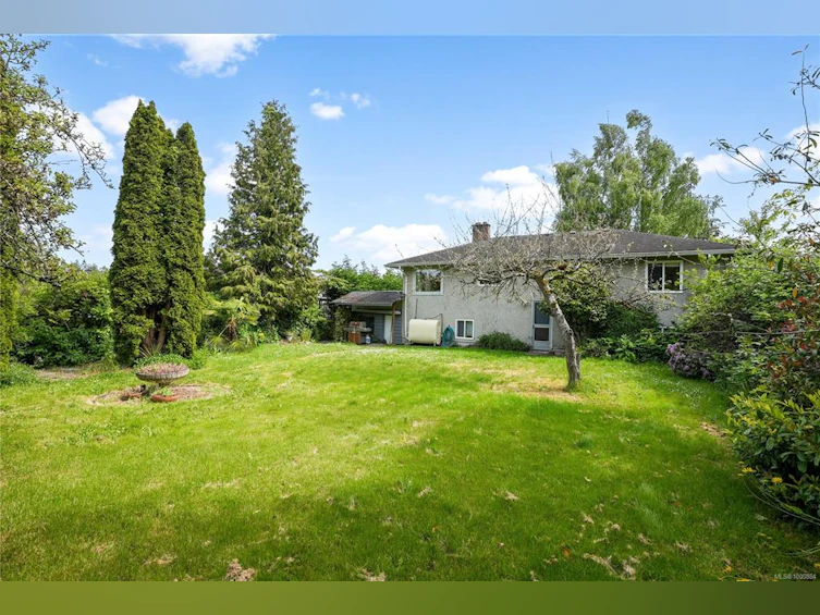 992 Ambassador Avenue, Saanich, BC, V8X 3N2 - 25