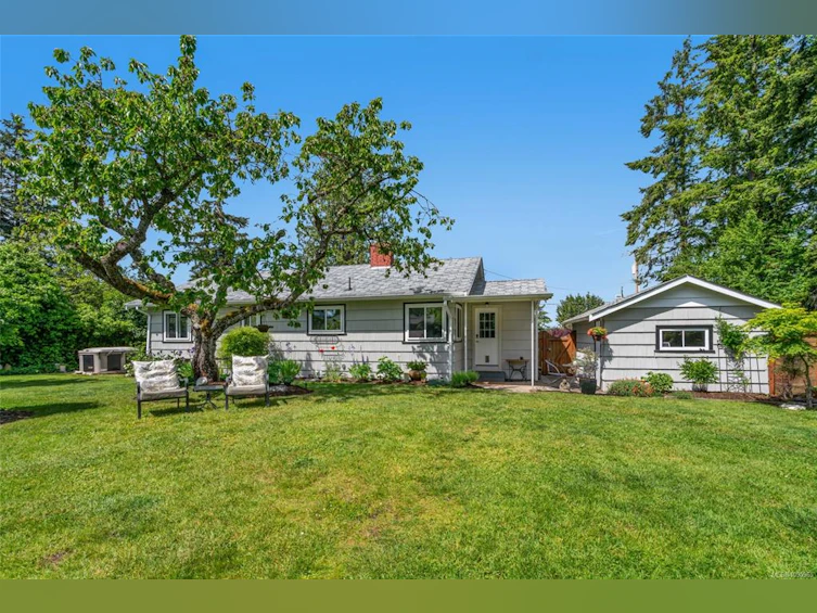 380 W Hirst Avenue, Parksville, BC, V9P 1K4 - 2