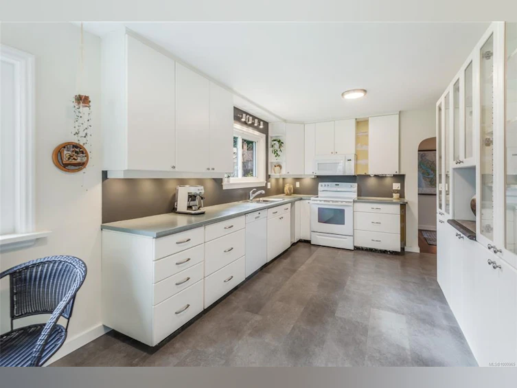 380 W Hirst Avenue, Parksville, BC, V9P 1K4 - 4
