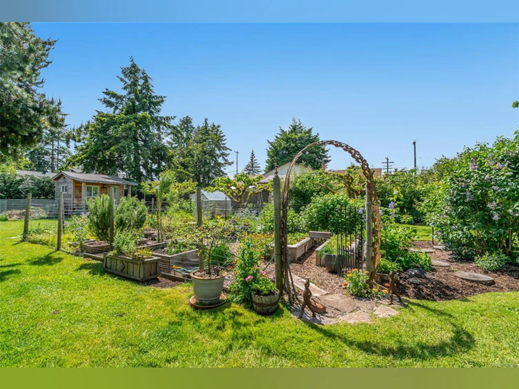 380 W Hirst Avenue, Parksville, BC, V9P 1K4 - 3