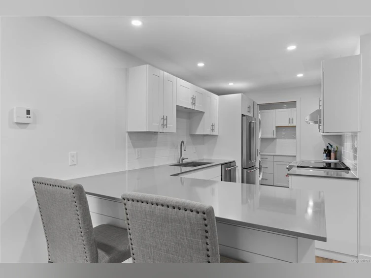 102-103 E Gorge Road, Victoria, BC, V9A 6Z2 - 11