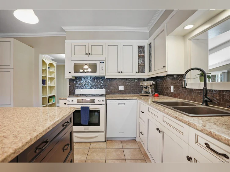 475 Walter Avenue, Saanich, BC, V9A 2E6 - 3