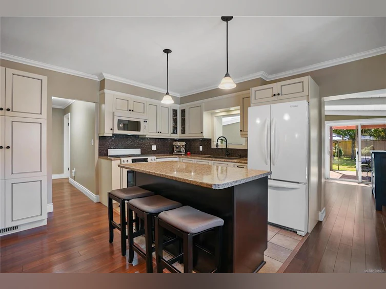 475 Walter Avenue, Saanich, BC, V9A 2E6 - 2