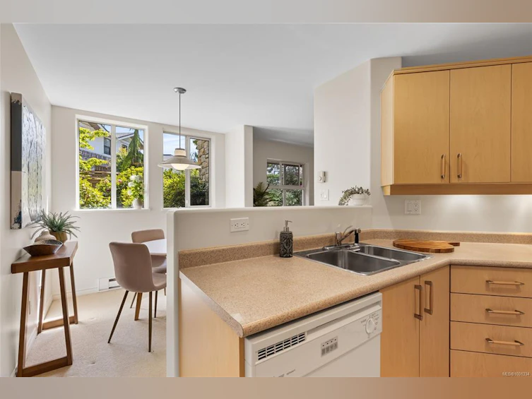 101-1225 Fort Street, Victoria, BC, V8V 4R2 - 9