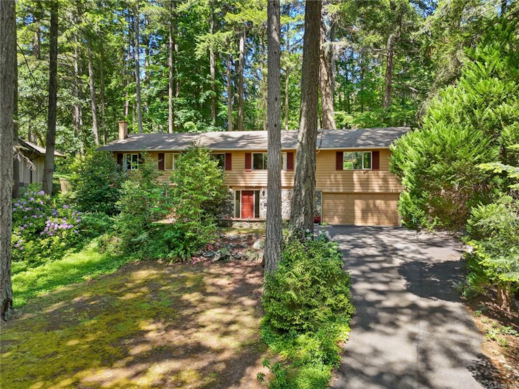 956 Carolwood Drive, Saanich, BC, V8X 3V1