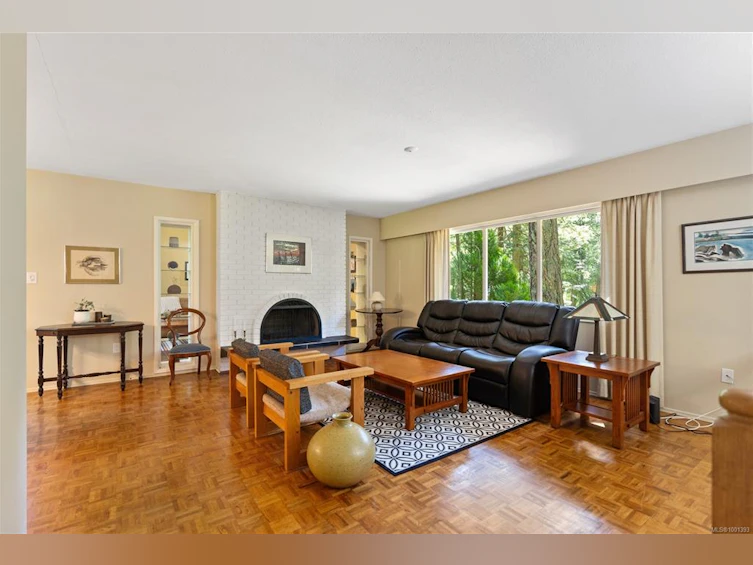 956 Carolwood Drive, Saanich, BC, V8X 3V1 - 4