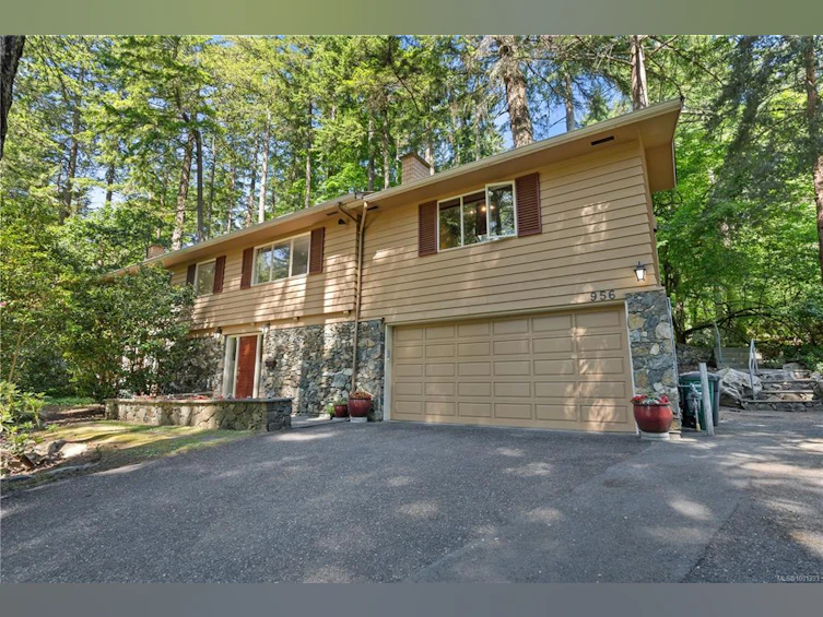 956 Carolwood Drive, Saanich, BC, V8X 3V1 - 39