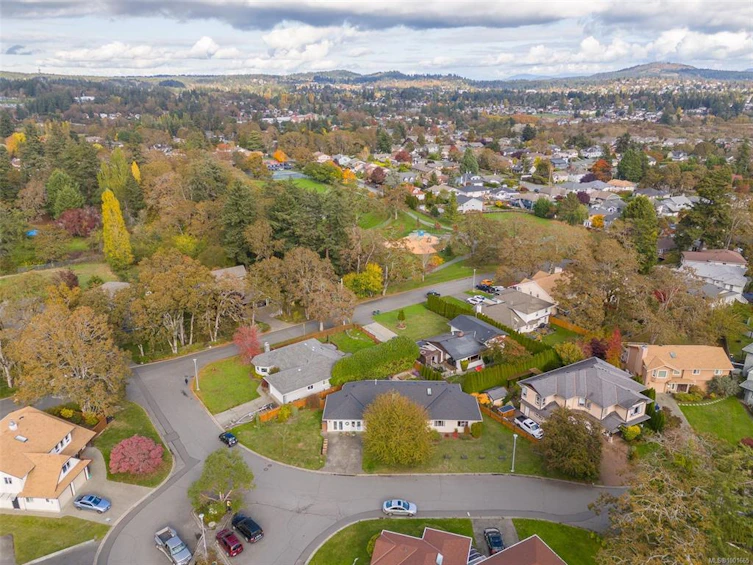 3979 Blue Ridge Place, Saanich, BC, V8Z 2V3 - 77
