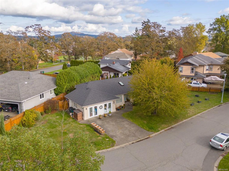3979 Blue Ridge Place, Saanich, BC, V8Z 2V3 - 2