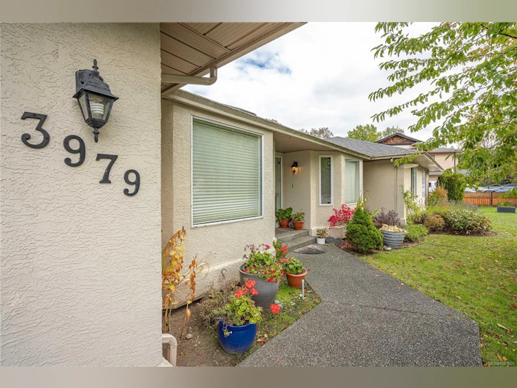 3979 Blue Ridge Place, Saanich, BC, V8Z 2V3 - 4