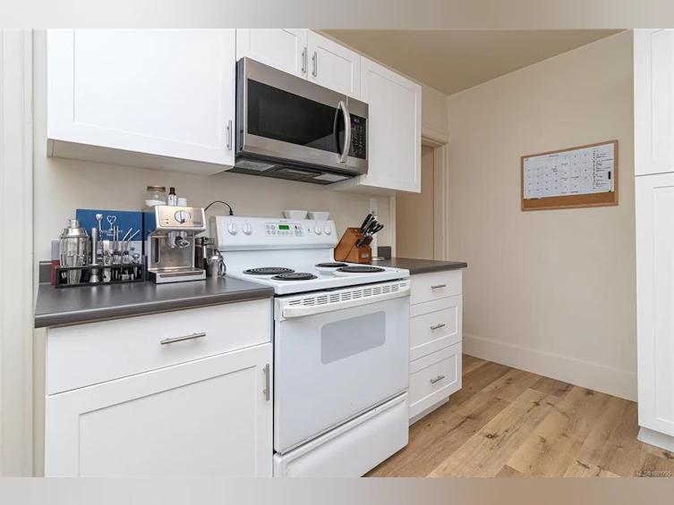 3364 Cook Street, Saanich, BC, V8X 1A8 - 12