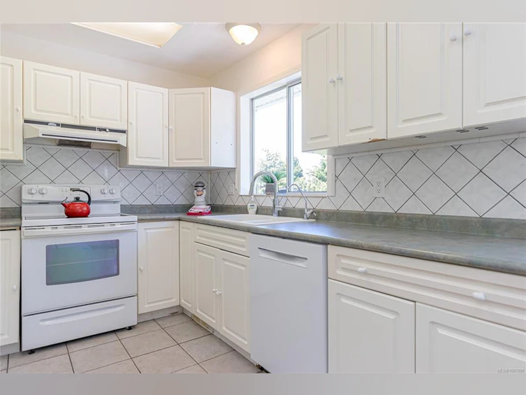 1571 Juan De Fuca Boulevard, French Creek, BC, V9P 1Y2 - 6