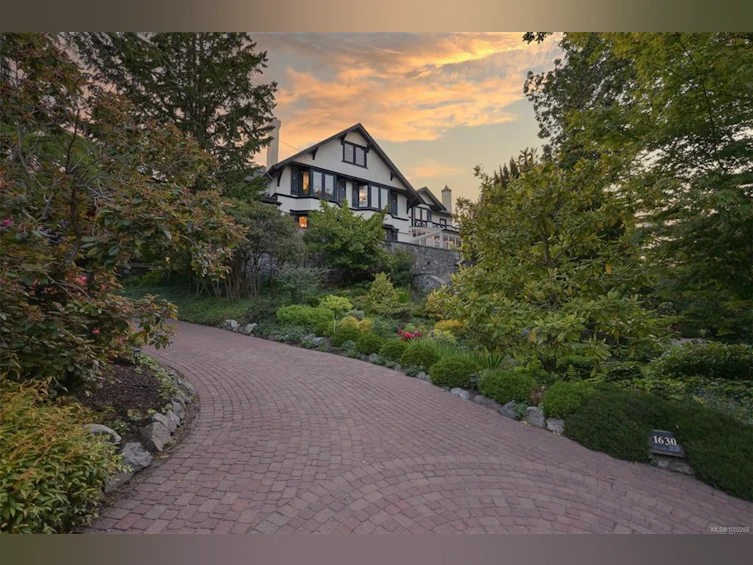 1630 York Place, Oak Bay, BC, V8R 5X2 - 2