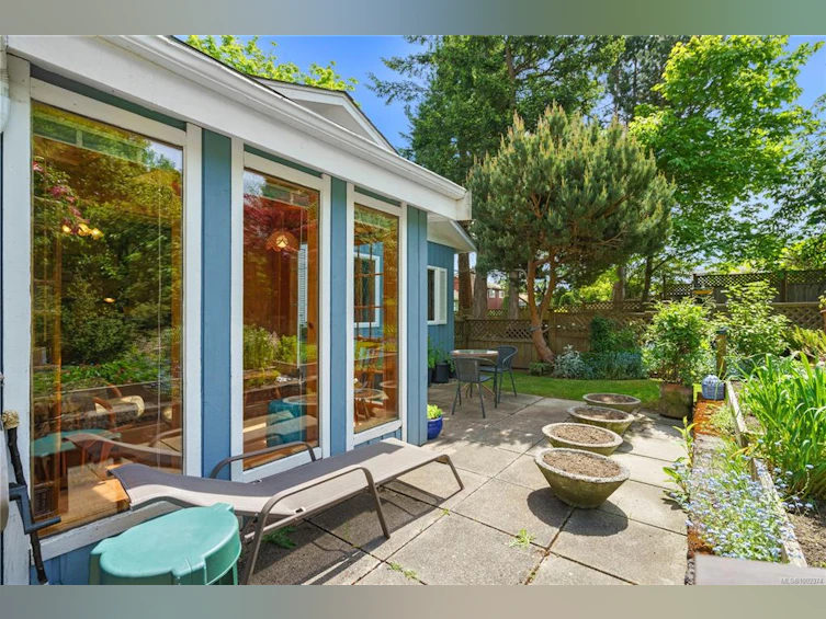 10270 Resthaven Drive, Sidney, BC, V8L 3H4 - 40
