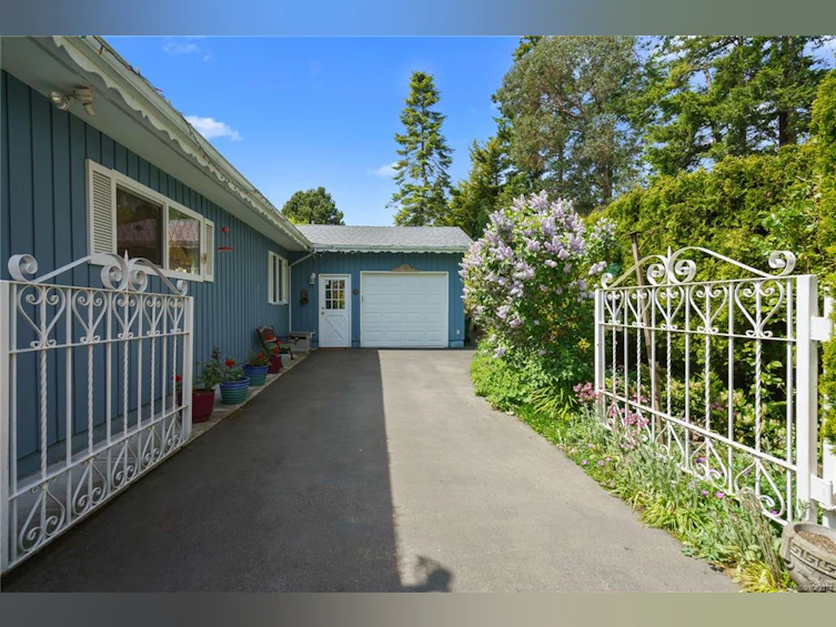 10270 Resthaven Drive, Sidney, BC, V8L 3H4 - 42