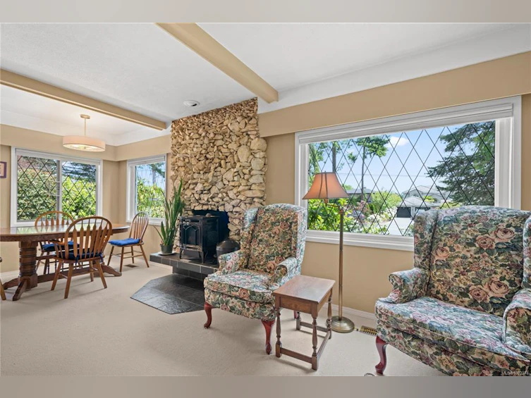 10270 Resthaven Drive, Sidney, BC, V8L 3H4 - 3
