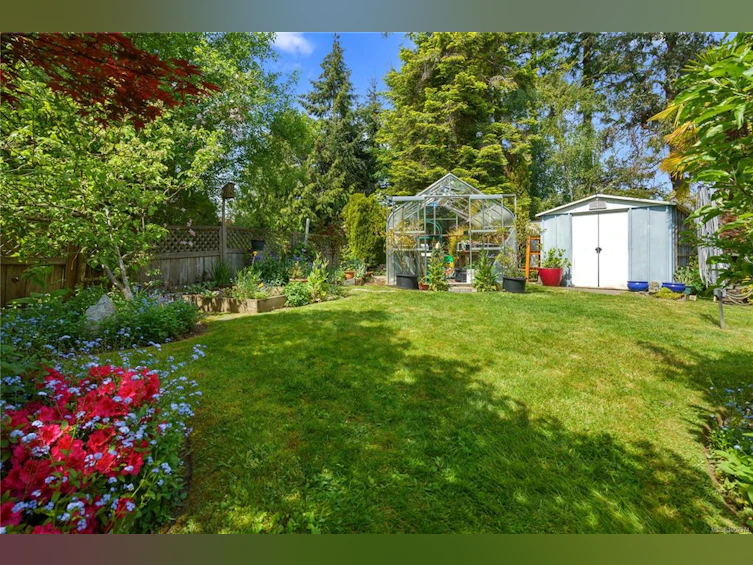 10270 Resthaven Drive, Sidney, BC, V8L 3H4 - 32