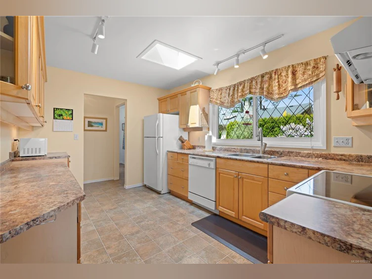 10270 Resthaven Drive, Sidney, BC, V8L 3H4 - 13