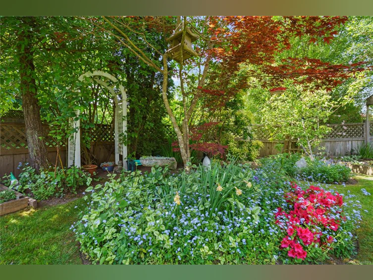 10270 Resthaven Drive, Sidney, BC, V8L 3H4 - 30