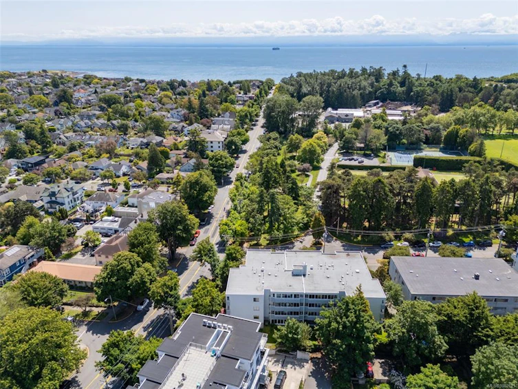 105-1050 Park Boulevard, Victoria, BC, V8V 2T4 - 2