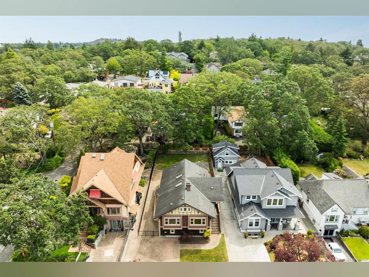 3027 Fifth Street, Victoria, BC, V8T 4B6 - 3
