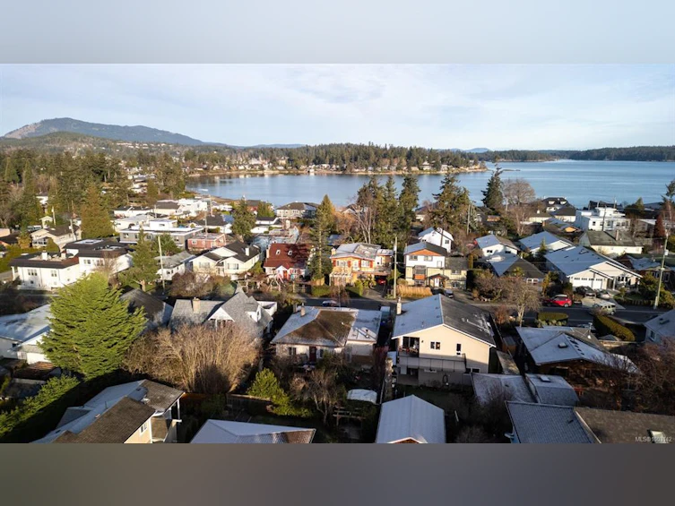2425 Amelia Avenue, Sidney, BC, V8L 2J4 - 4