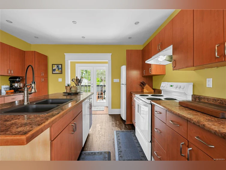 4114 Glanford Avenue, Saanich, BC, V8Z 4A6 - 9