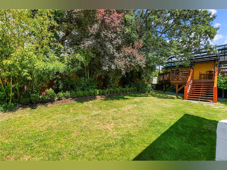 2890 Inlet Avenue, Saanich, BC, V9A 2M7 - 32
