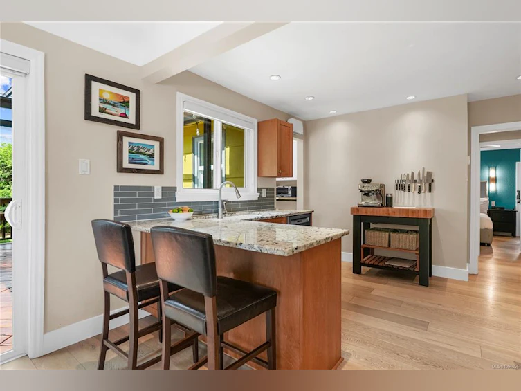 2890 Inlet Avenue, Saanich, BC, V9A 2M7 - 9