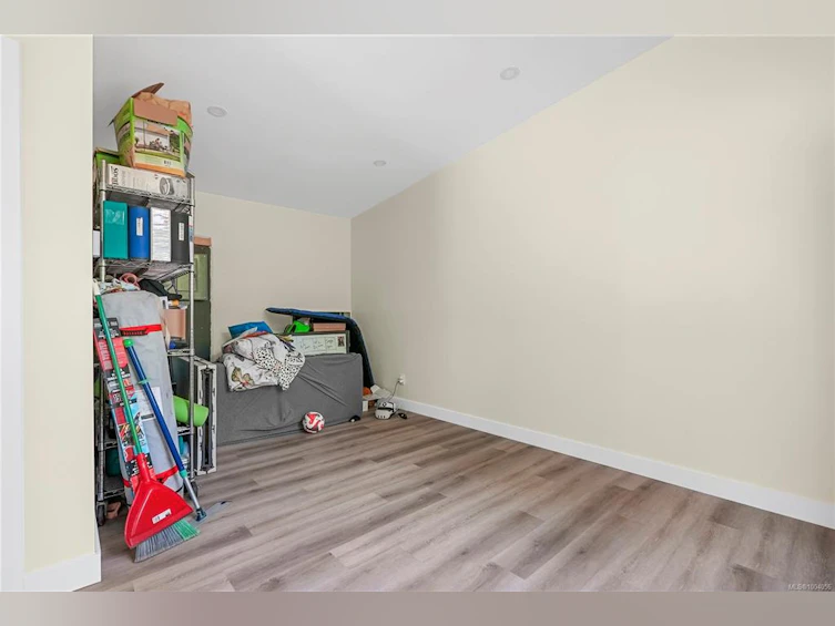 2890 Inlet Avenue, Saanich, BC, V9A 2M7 - 38