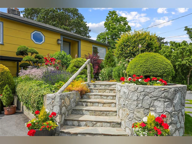 2890 Inlet Avenue, Saanich, BC, V9A 2M7 - 2
