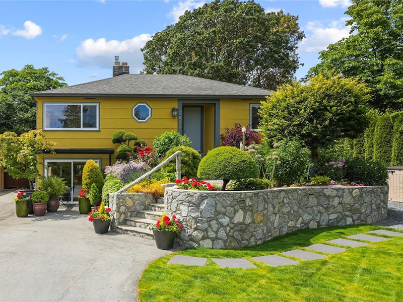 2890 Inlet Avenue, Saanich BC V9A 2M7