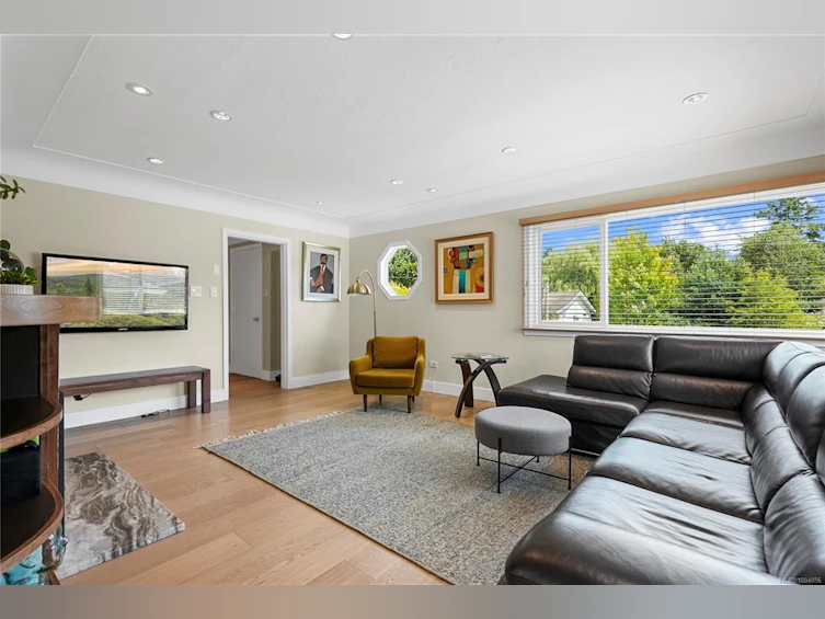 2890 Inlet Avenue, Saanich, BC, V9A 2M7 - 5