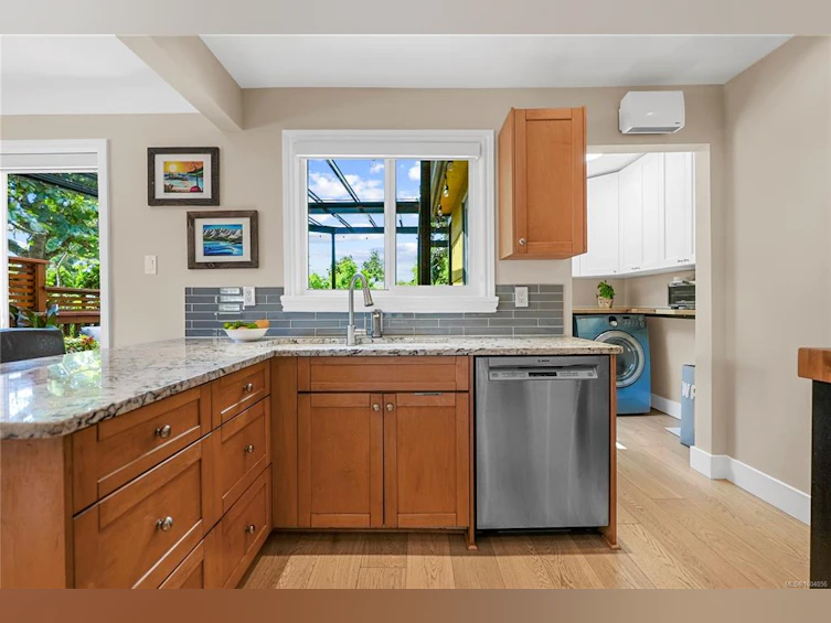2890 Inlet Avenue, Saanich, BC, V9A 2M7 - 6