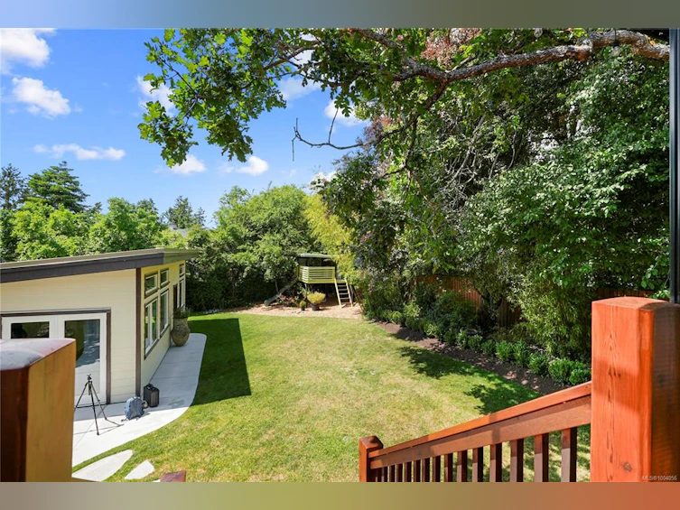 2890 Inlet Avenue, Saanich, BC, V9A 2M7 - 33